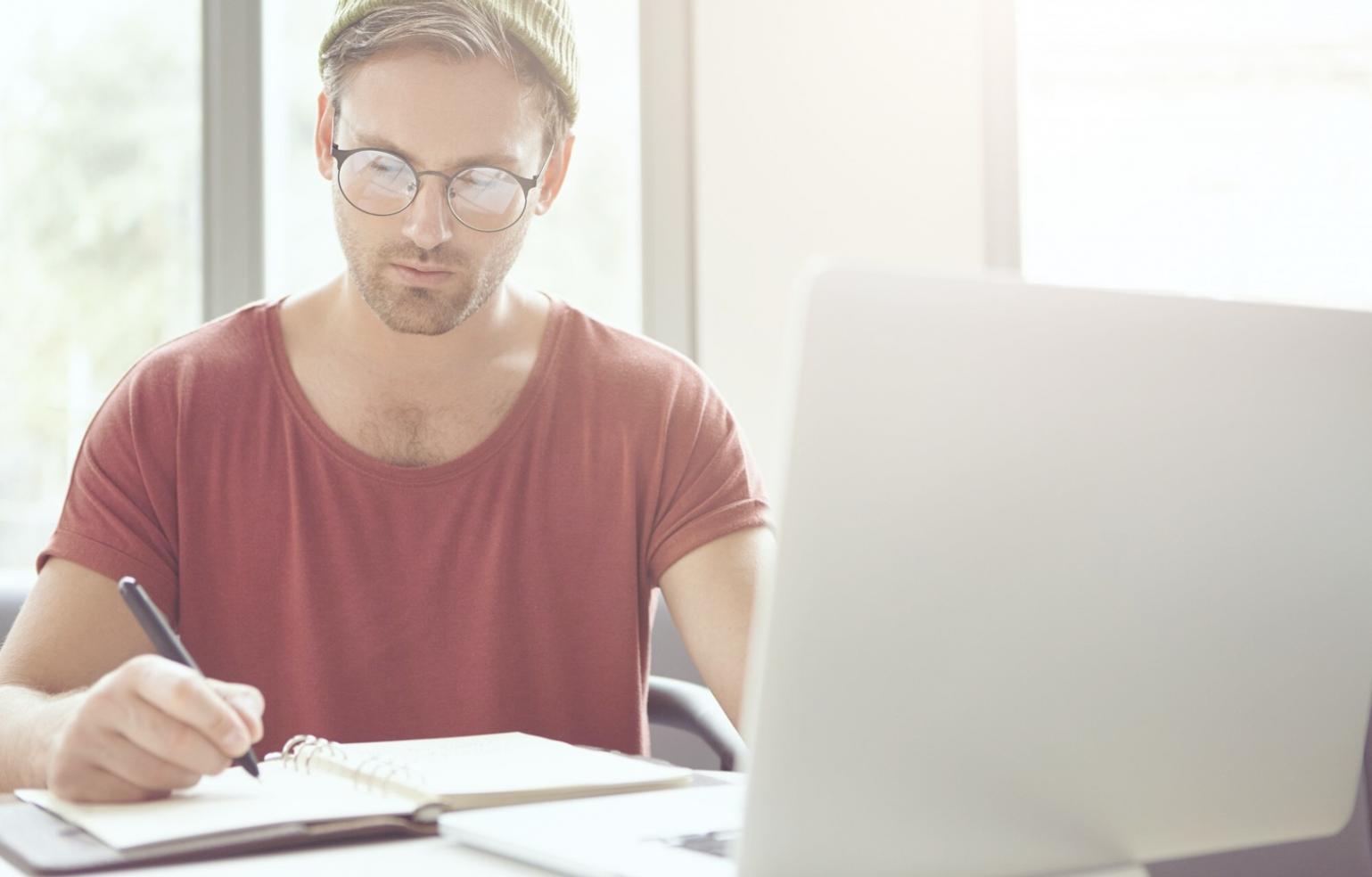 Session de formation en groupe avec documents financiers