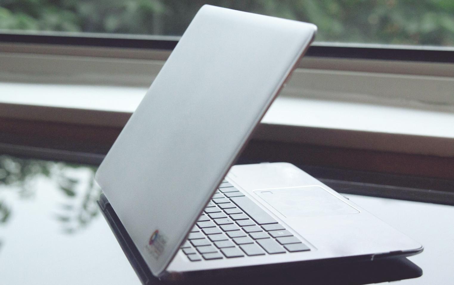 Analyse financière moderne avec graphiques et données en temps réel