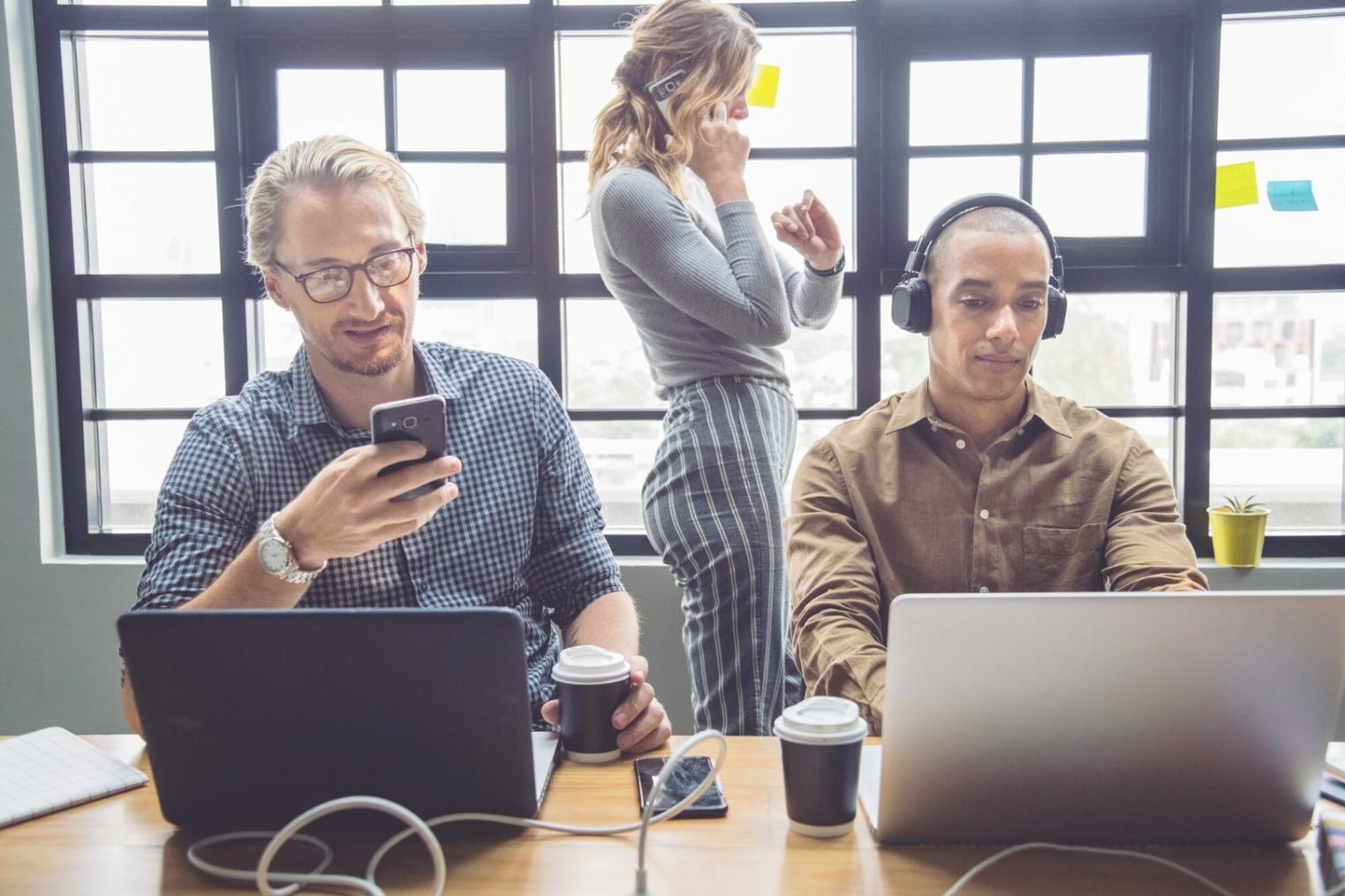 Consultant financier présentant des graphiques de performance